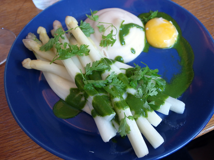 asparges, bønnepure, æggeblomme og kørvel
