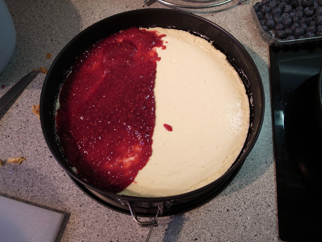 hindbærsaucen smøres ud på kagen